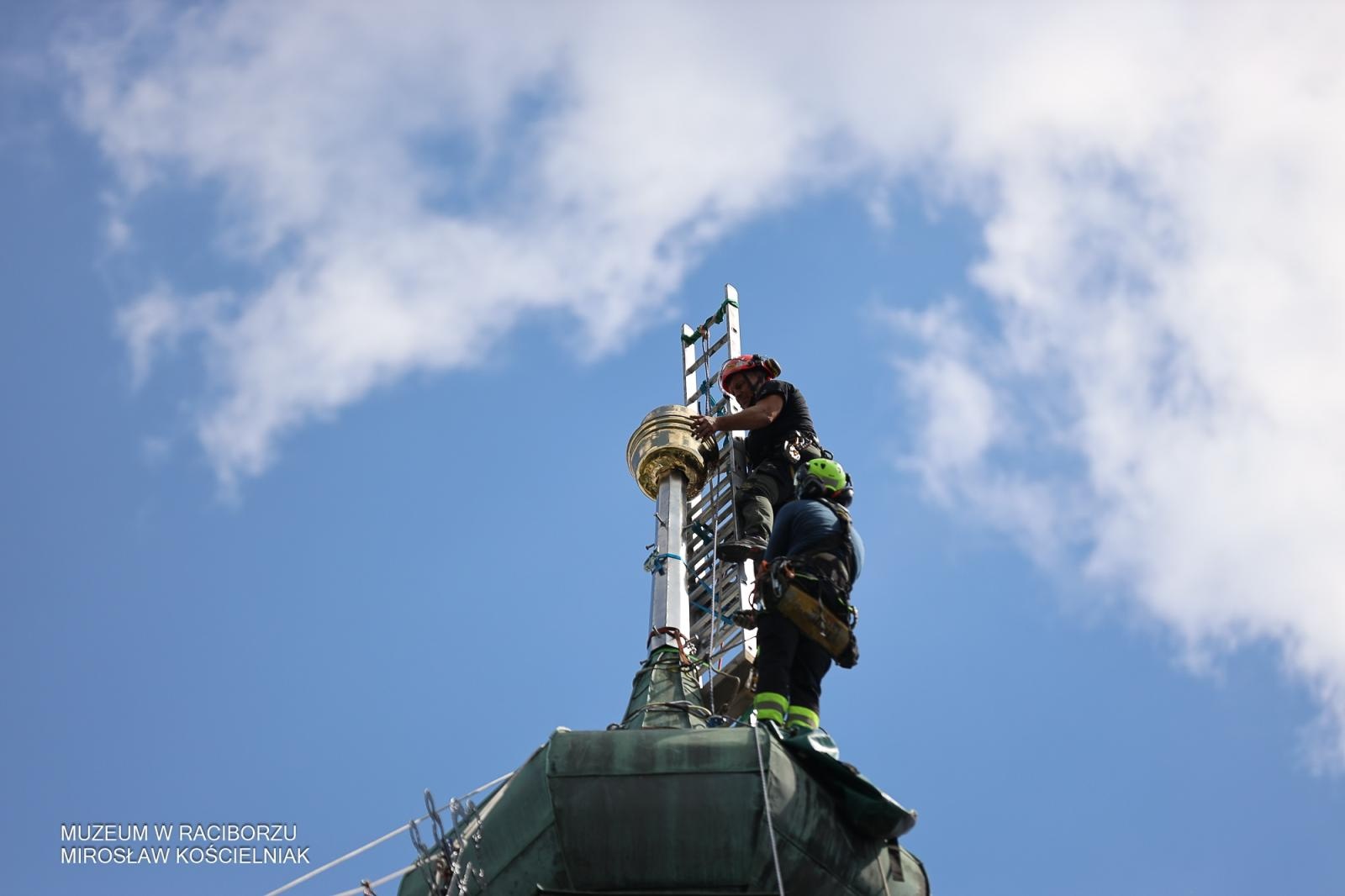 Zdjęcie w galerii na portalu naszraciborz.pl: Powrót na szczyt: krzyże i kapsuła czasu znów na wieżach kościoła Matki Bożej wiadomości z regionu