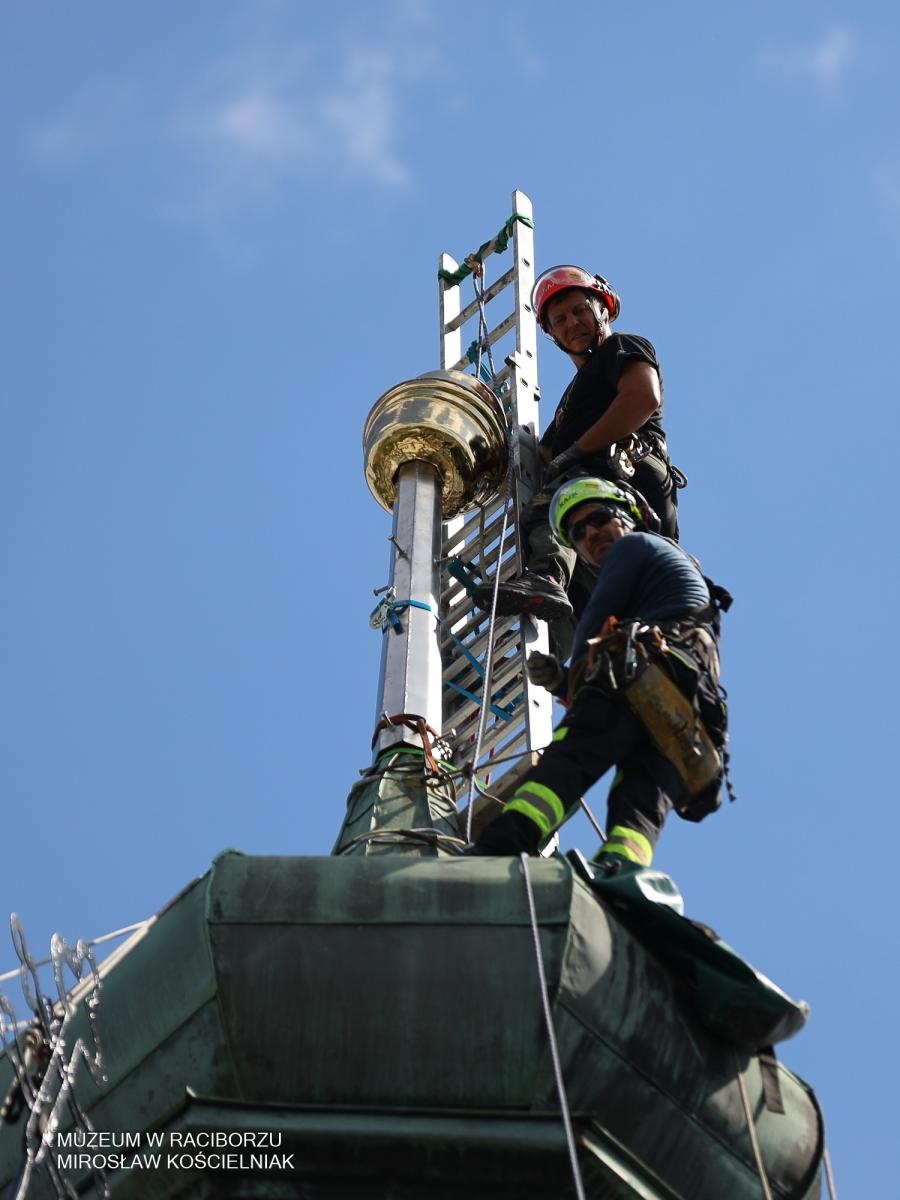 Zdjęcie w galerii na portalu naszraciborz.pl: Powrót na szczyt: krzyże i kapsuła czasu znów na wieżach kościoła Matki Bożej wiadomości z regionu