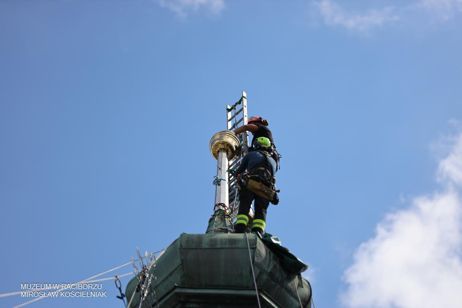 Zdjęcie w galerii na portalu naszraciborz.pl: Powrót na szczyt: krzyże i kapsuła czasu znów na wieżach kościoła Matki Bożej wiadomości z regionu