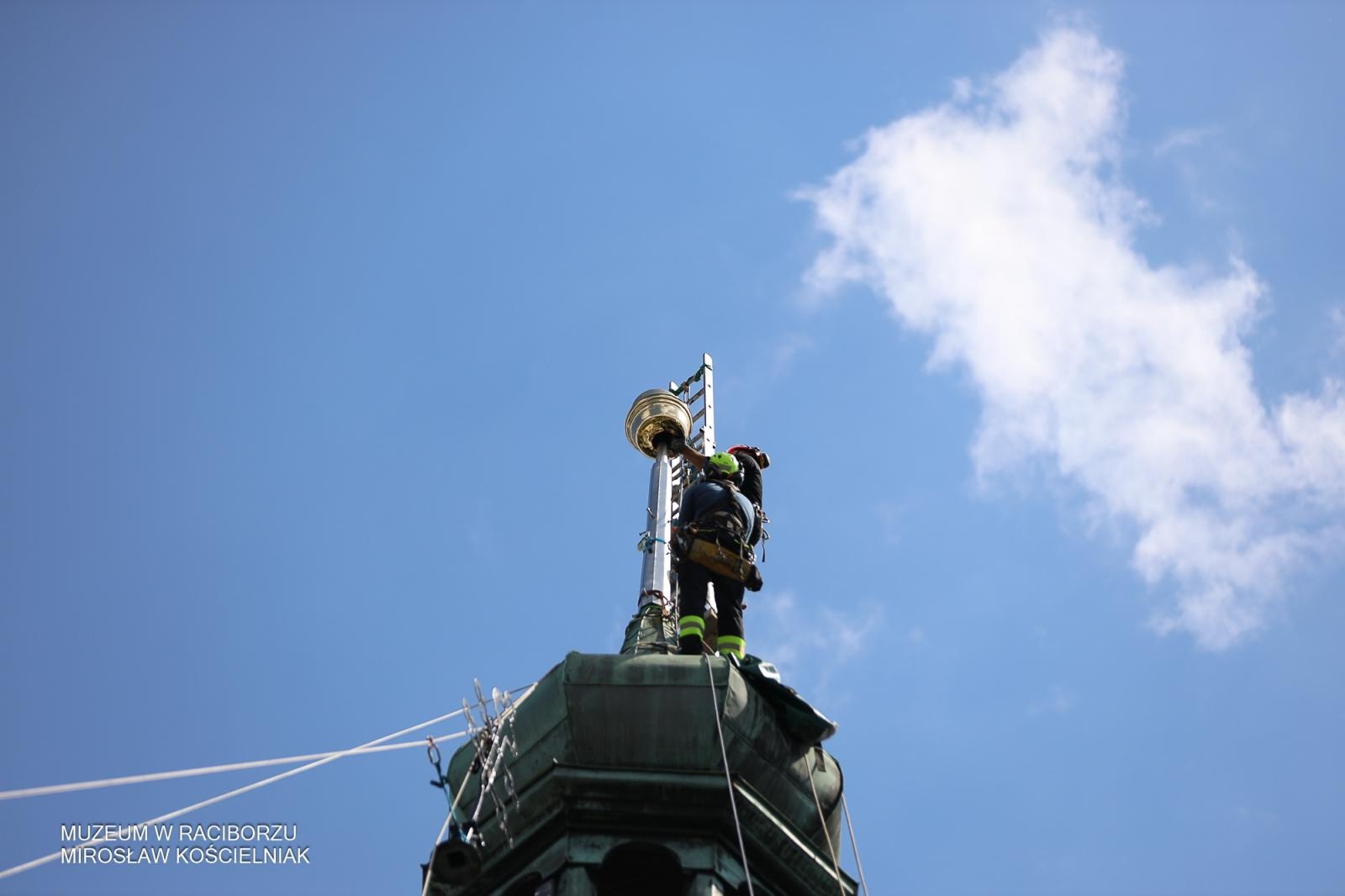 Zdjęcie w galerii na portalu naszraciborz.pl: Powrót na szczyt: krzyże i kapsuła czasu znów na wieżach kościoła Matki Bożej wiadomości z regionu