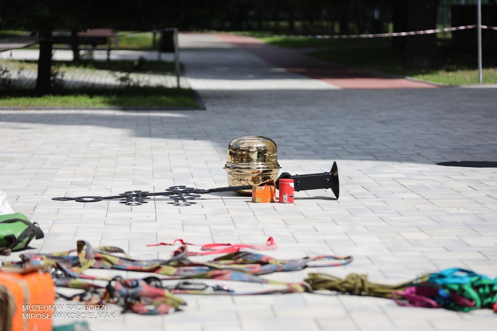 Zdjęcie w galerii na portalu naszraciborz.pl: Powrót na szczyt: krzyże i kapsuła czasu znów na wieżach kościoła Matki Bożej wiadomości z regionu