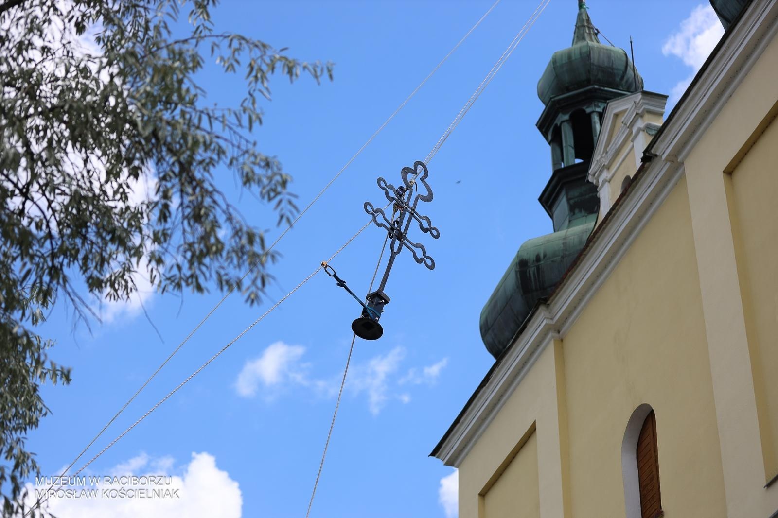 Zdjęcie w galerii na portalu naszraciborz.pl: Powrót na szczyt: krzyże i kapsuła czasu znów na wieżach kościoła Matki Bożej wiadomości z regionu
