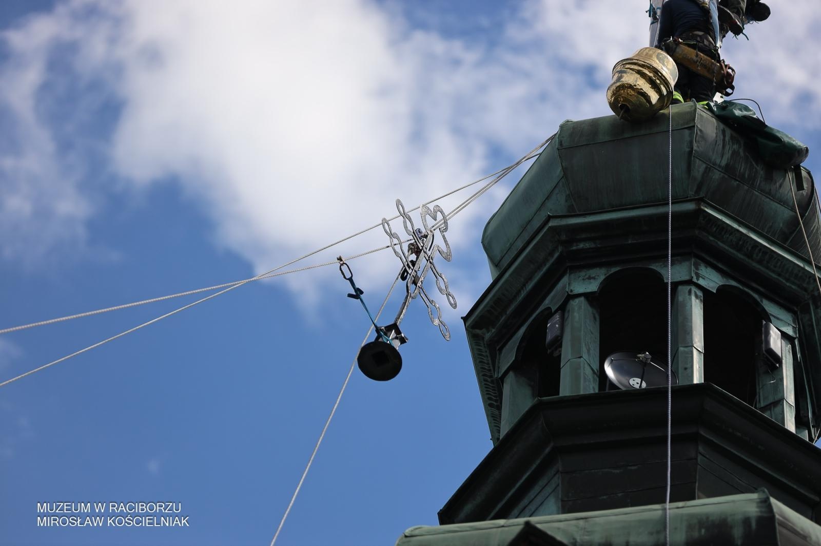 Zdjęcie w galerii na portalu naszraciborz.pl: Powrót na szczyt: krzyże i kapsuła czasu znów na wieżach kościoła Matki Bożej wiadomości z regionu