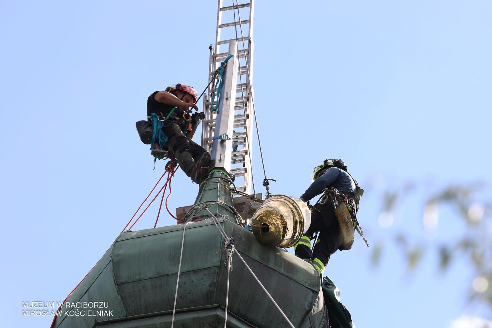 Zdjęcie w galerii na portalu naszraciborz.pl: Powrót na szczyt: krzyże i kapsuła czasu znów na wieżach kościoła Matki Bożej wiadomości z regionu