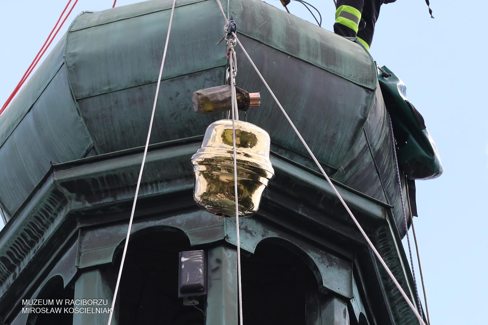 Zdjęcie w galerii na portalu naszraciborz.pl: Powrót na szczyt: krzyże i kapsuła czasu znów na wieżach kościoła Matki Bożej wiadomości z regionu