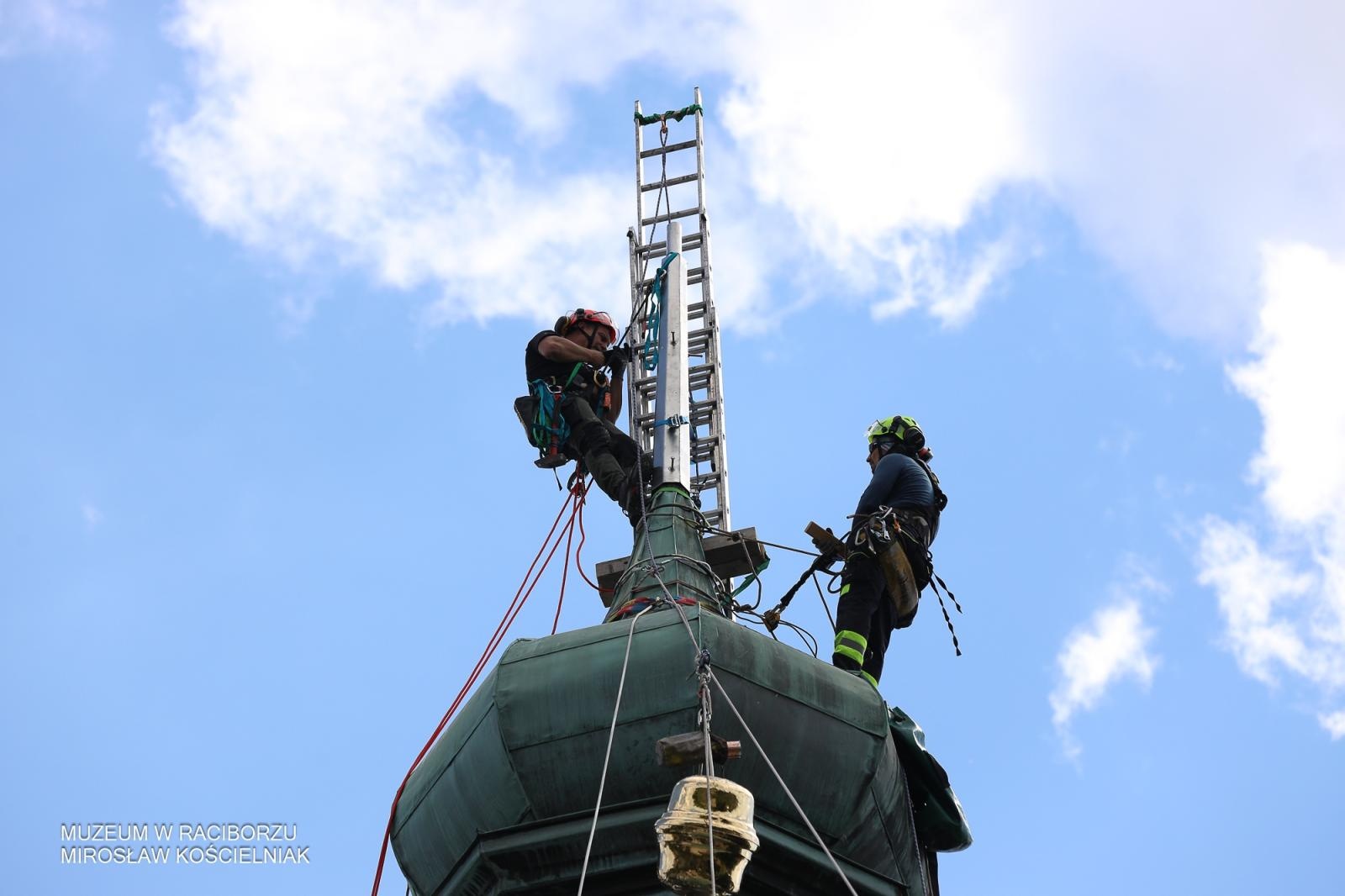 Zdjęcie w galerii na portalu naszraciborz.pl: Powrót na szczyt: krzyże i kapsuła czasu znów na wieżach kościoła Matki Bożej wiadomości z regionu