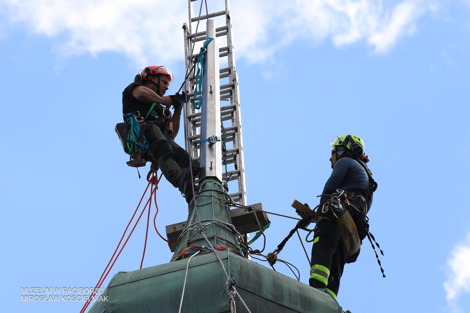 Zdjęcie w galerii na portalu naszraciborz.pl: Powrót na szczyt: krzyże i kapsuła czasu znów na wieżach kościoła Matki Bożej wiadomości z regionu