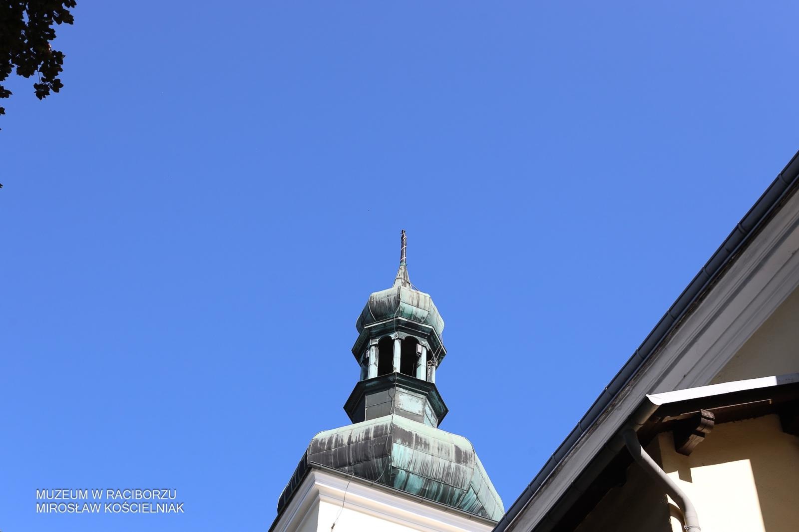 Zdjęcie w galerii na portalu naszraciborz.pl: Powrót na szczyt: krzyże i kapsuła czasu znów na wieżach kościoła Matki Bożej wiadomości z regionu