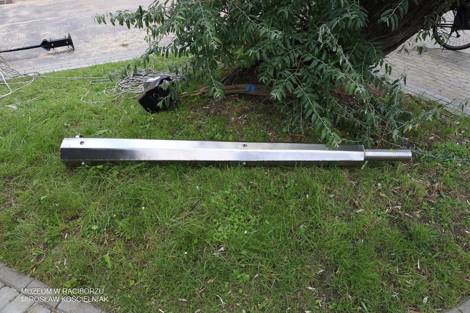 Zdjęcie w galerii na portalu naszraciborz.pl: Powrót na szczyt: krzyże i kapsuła czasu znów na wieżach kościoła Matki Bożej wiadomości z regionu