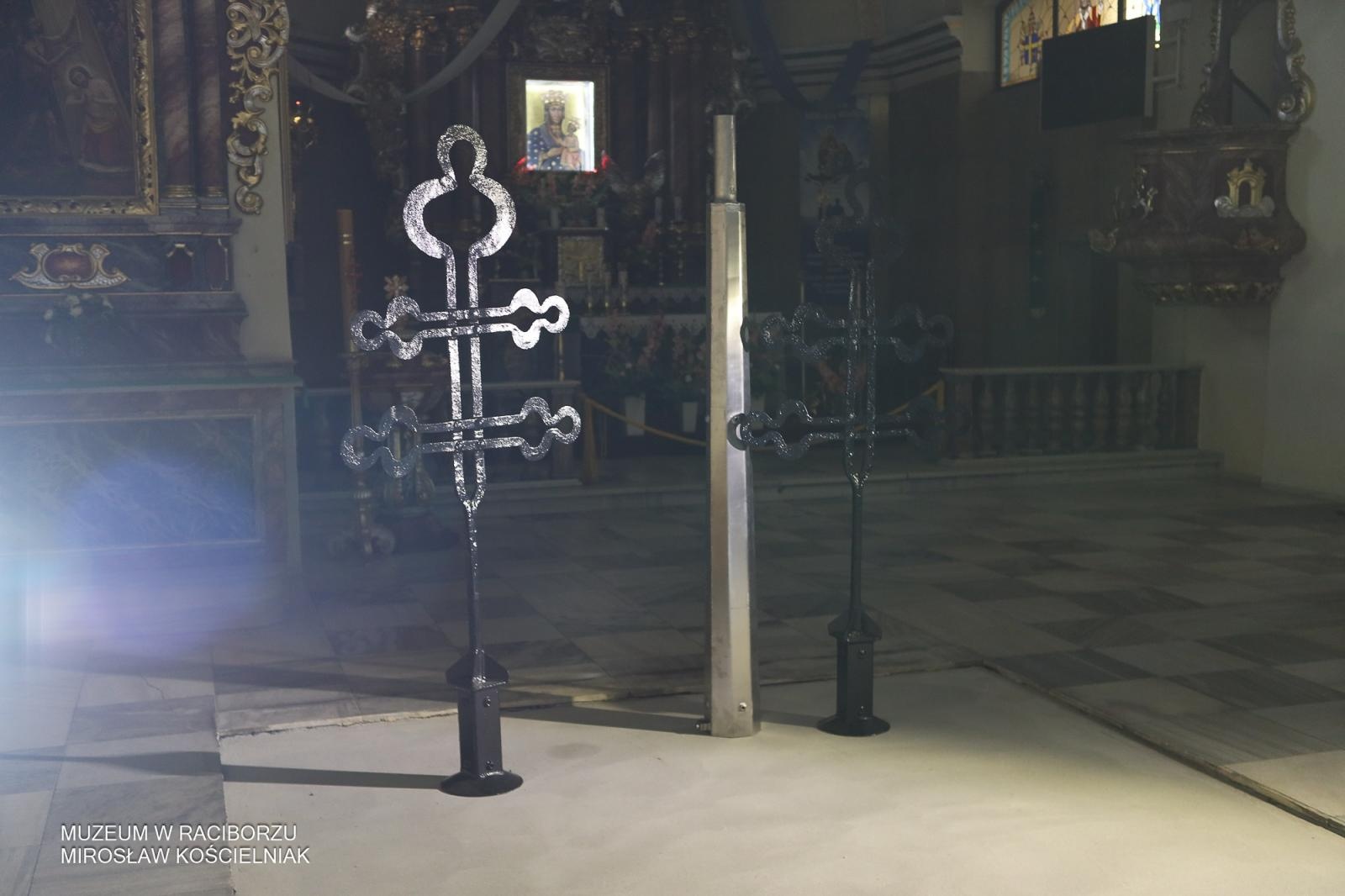 Zdjęcie w galerii na portalu naszraciborz.pl: Powrót na szczyt: krzyże i kapsuła czasu znów na wieżach kościoła Matki Bożej wiadomości z regionu