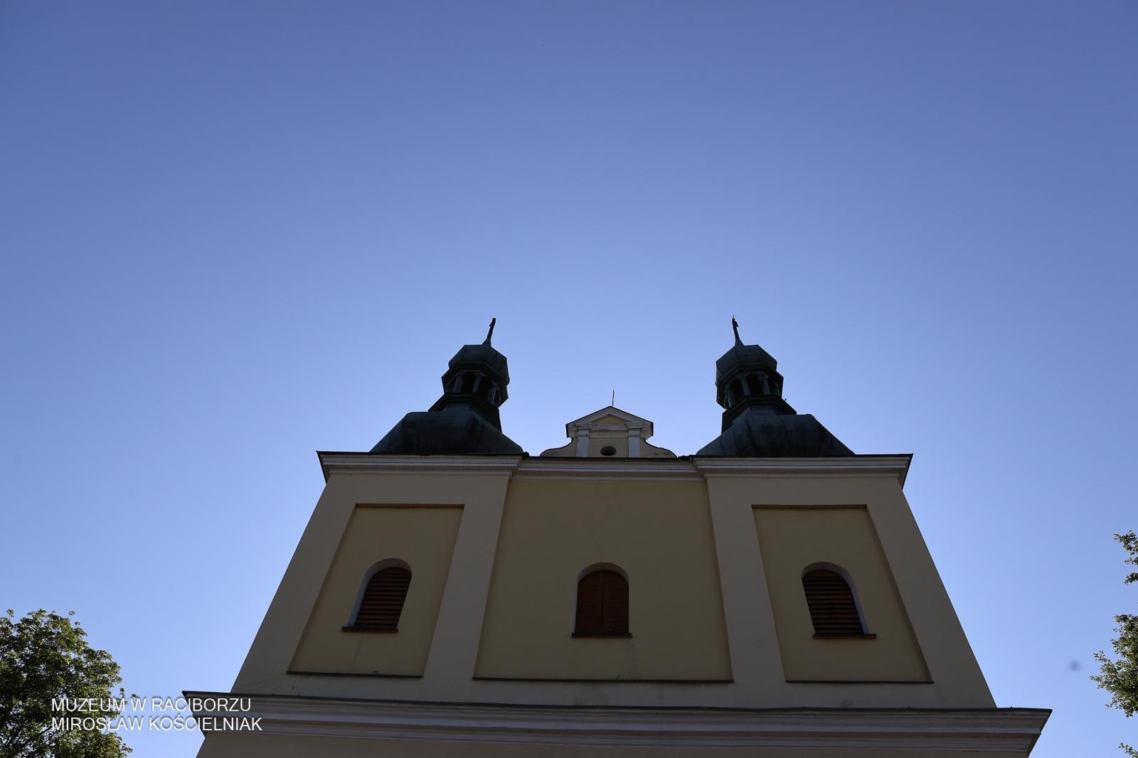 Zdjęcie w galerii na portalu naszraciborz.pl: Powrót na szczyt: krzyże i kapsuła czasu znów na wieżach kościoła Matki Bożej wiadomości z regionu