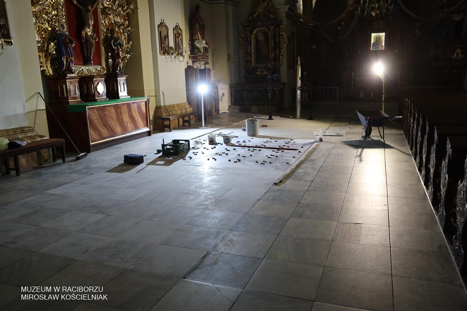 Zdjęcie w galerii na portalu naszraciborz.pl: Powrót na szczyt: krzyże i kapsuła czasu znów na wieżach kościoła Matki Bożej wiadomości z regionu