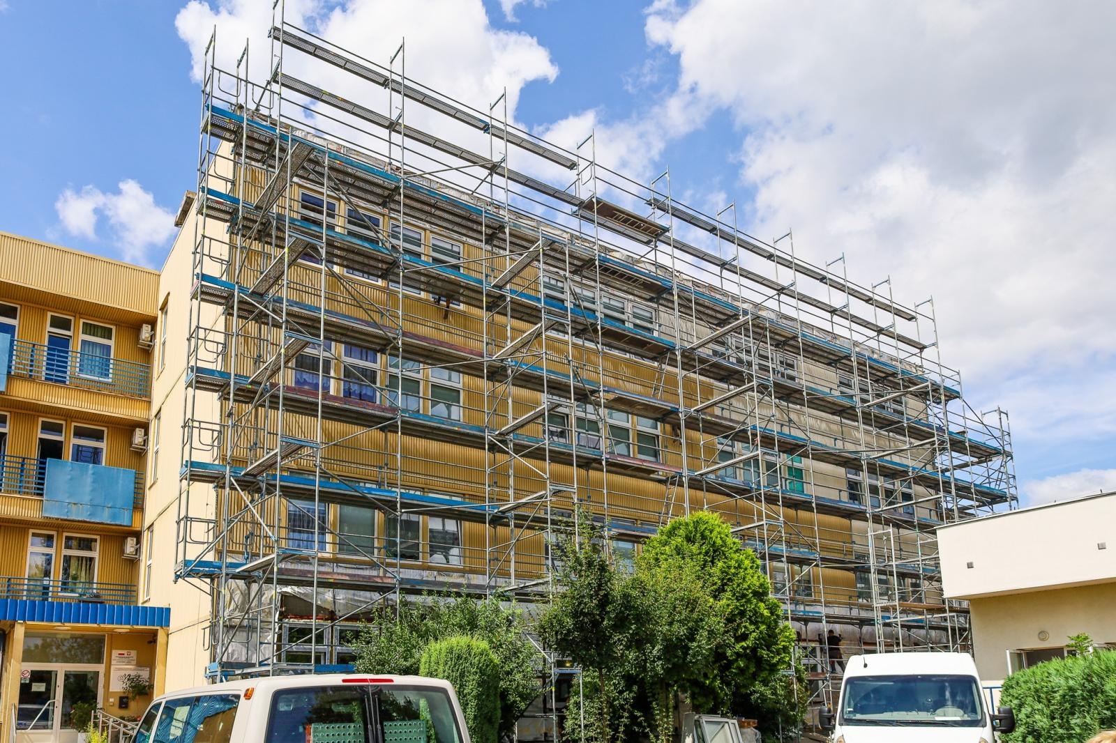 Zdjęcie w galerii na portalu naszraciborz.pl: Złota Jesień z nowym blaskiem. Trwa długo wyczekiwana modernizacja raciborskiego DPS-u wiadomości z regionu