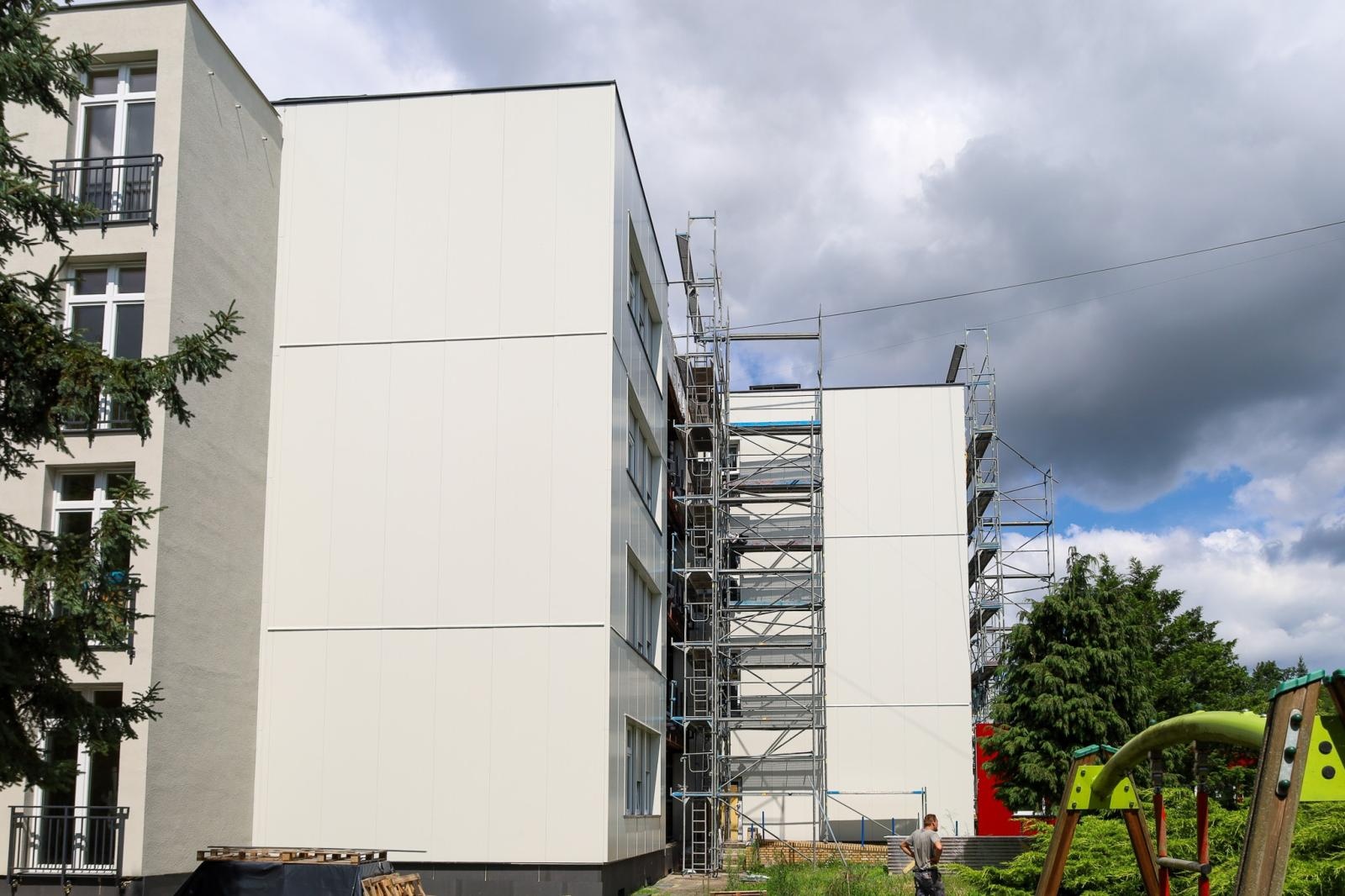 Zdjęcie w galerii na portalu naszraciborz.pl: Złota Jesień z nowym blaskiem. Trwa długo wyczekiwana modernizacja raciborskiego DPS-u wiadomości z regionu