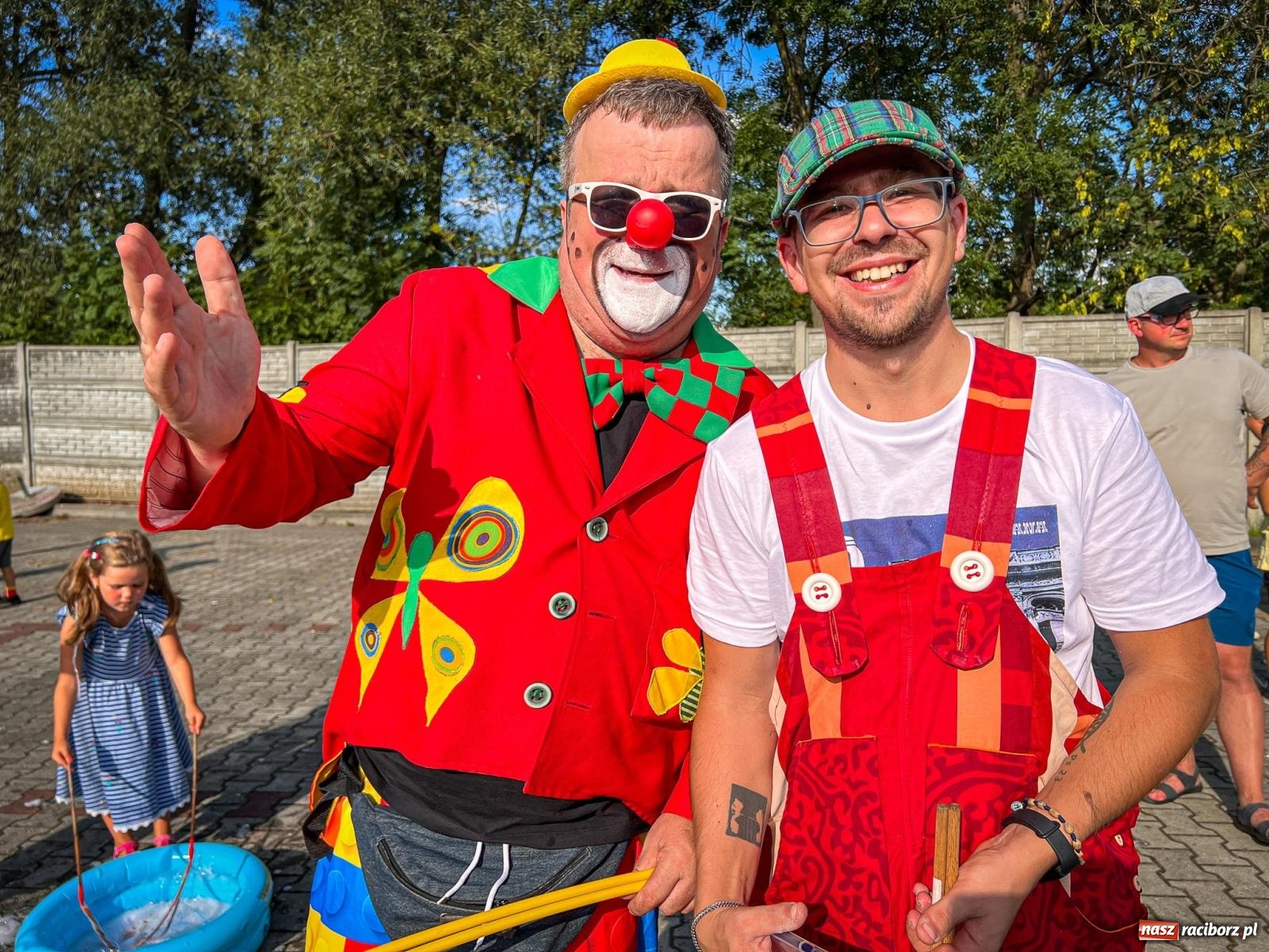 Zdjęcie w galerii na portalu naszraciborz.pl: Kolorowa fala radości w Pietrowicach Wielkich! Tłumy rodzin, muzyka i proszek holi – a to jeszcze nie koniec zabawy! wiadomości z regionu