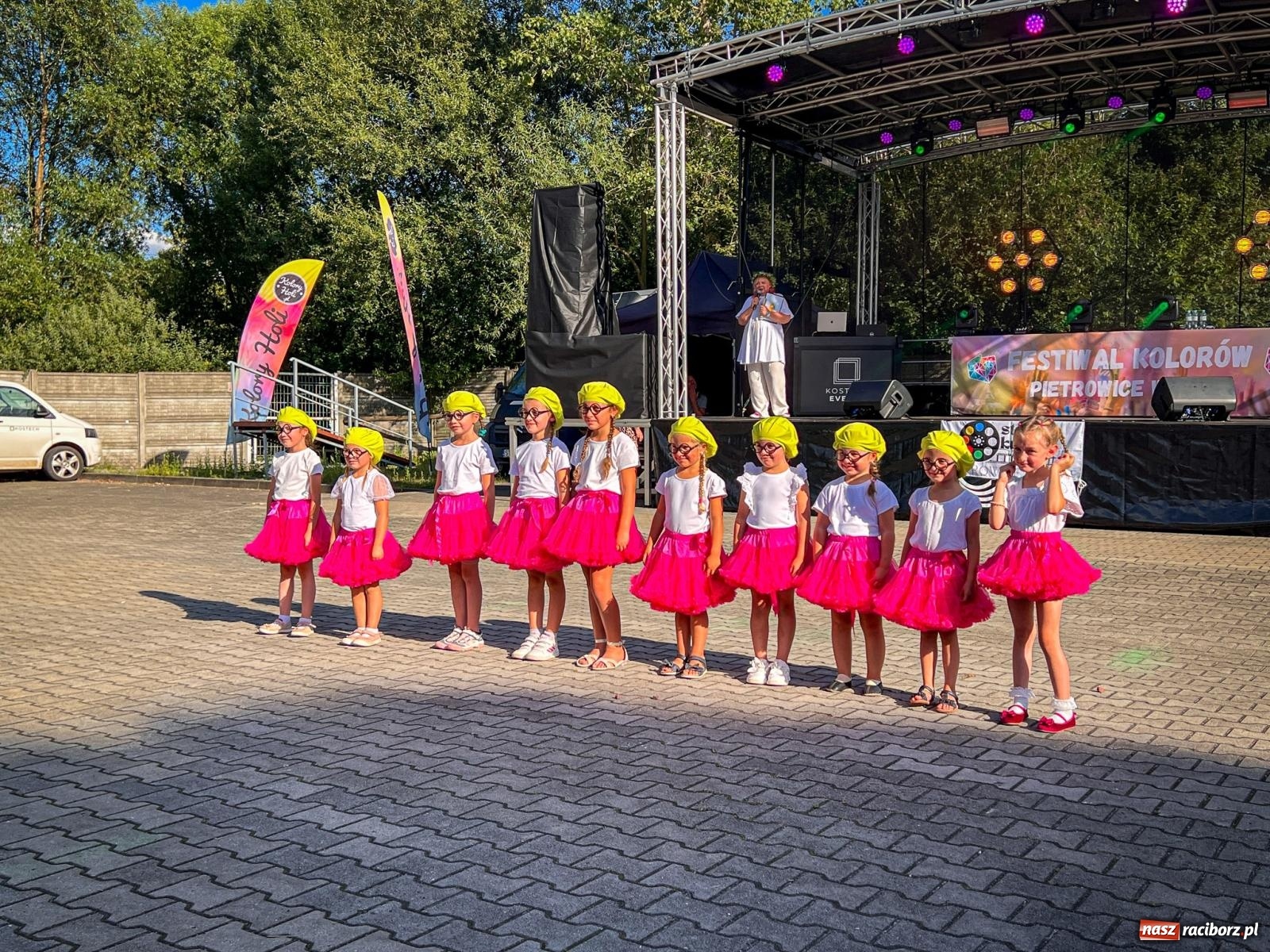 Zdjęcie w galerii na portalu naszraciborz.pl: Kolorowa fala radości w Pietrowicach Wielkich! Tłumy rodzin, muzyka i proszek holi – a to jeszcze nie koniec zabawy! wiadomości z regionu