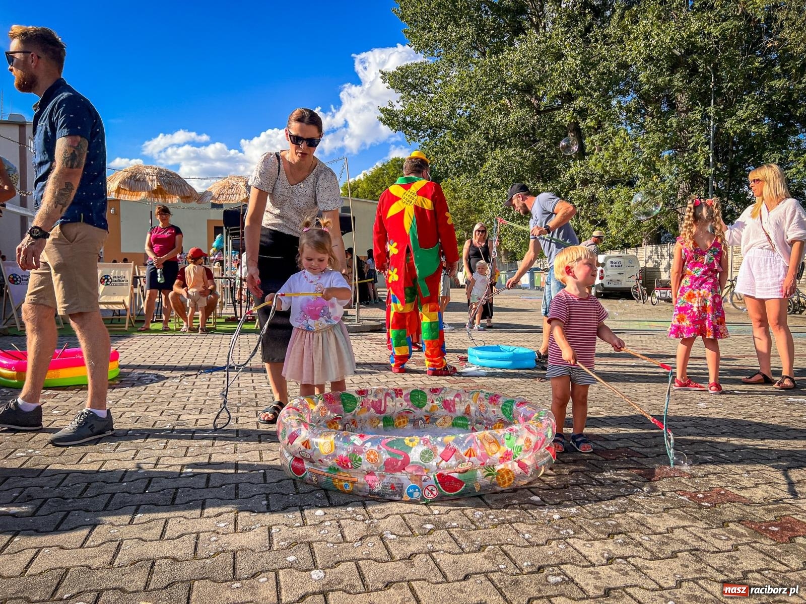 Zdjęcie w galerii na portalu naszraciborz.pl: Kolorowa fala radości w Pietrowicach Wielkich! Tłumy rodzin, muzyka i proszek holi – a to jeszcze nie koniec zabawy! wiadomości z regionu