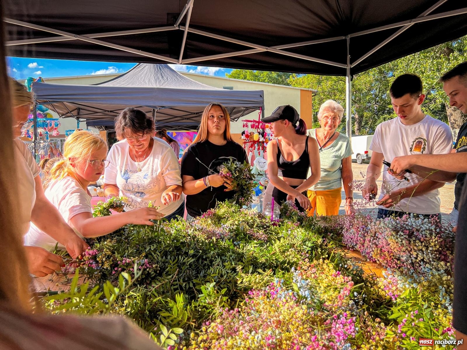 Zdjęcie w galerii na portalu naszraciborz.pl: Kolorowa fala radości w Pietrowicach Wielkich! Tłumy rodzin, muzyka i proszek holi – a to jeszcze nie koniec zabawy! wiadomości z regionu