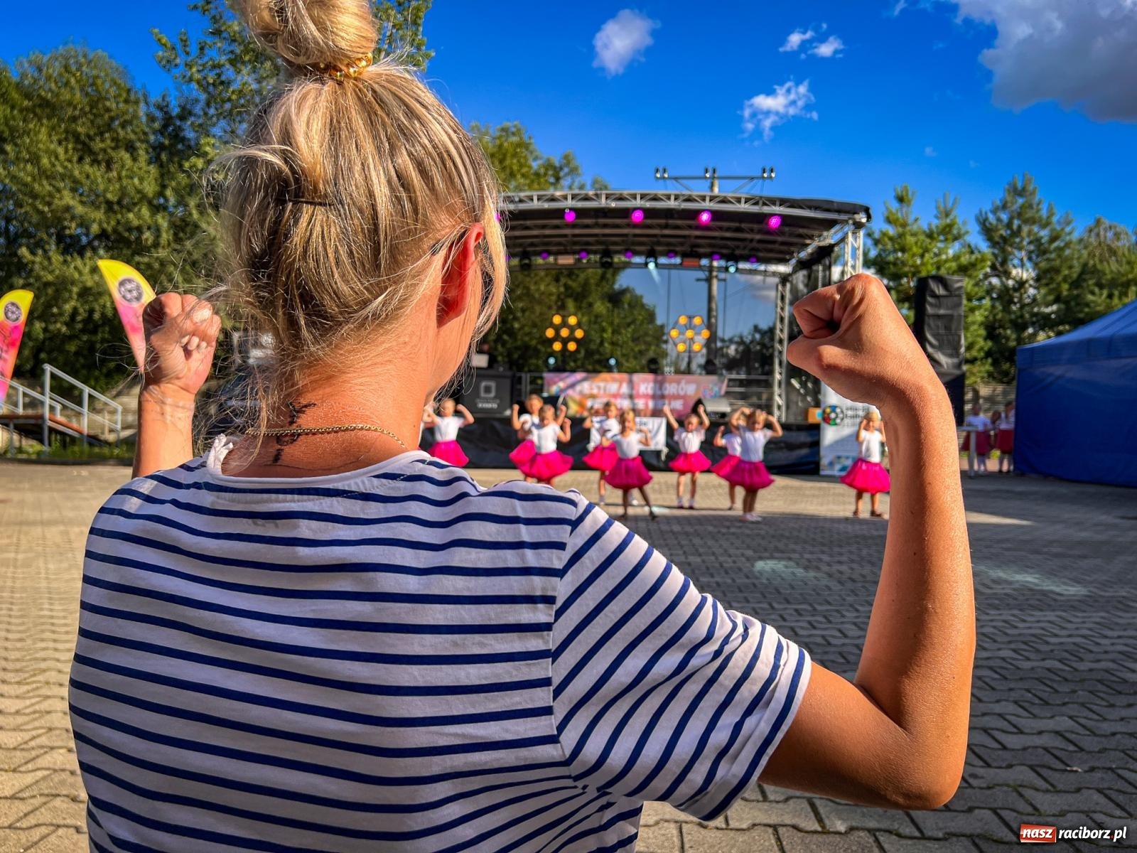 Zdjęcie w galerii na portalu naszraciborz.pl: Kolorowa fala radości w Pietrowicach Wielkich! Tłumy rodzin, muzyka i proszek holi – a to jeszcze nie koniec zabawy! wiadomości z regionu