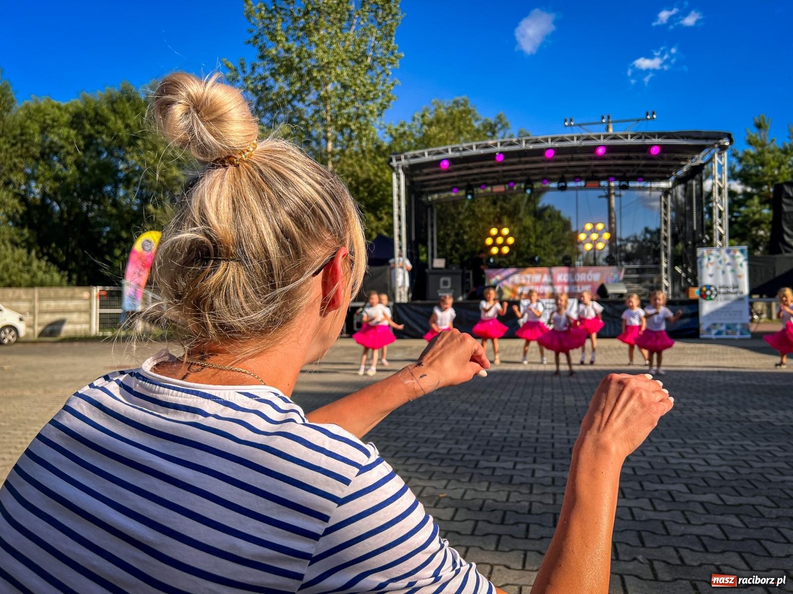 Zdjęcie w galerii na portalu naszraciborz.pl: Kolorowa fala radości w Pietrowicach Wielkich! Tłumy rodzin, muzyka i proszek holi – a to jeszcze nie koniec zabawy! wiadomości z regionu