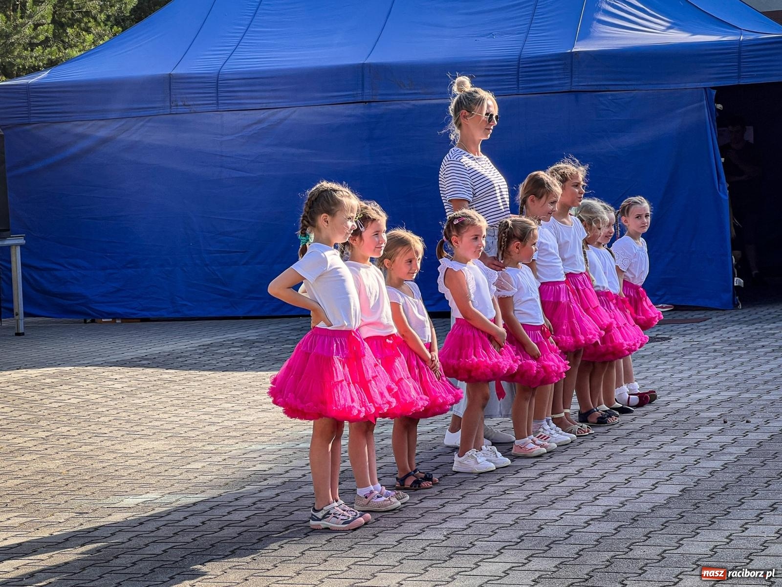 Zdjęcie w galerii na portalu naszraciborz.pl: Kolorowa fala radości w Pietrowicach Wielkich! Tłumy rodzin, muzyka i proszek holi – a to jeszcze nie koniec zabawy! wiadomości z regionu