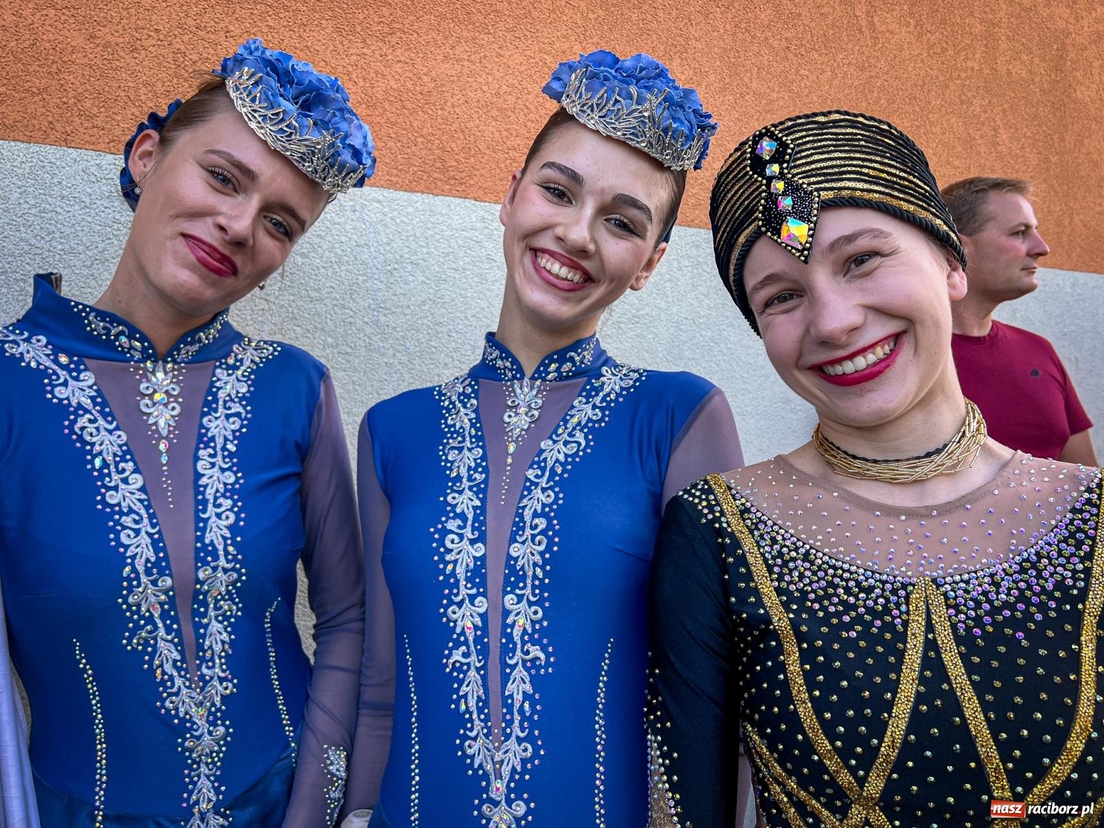 Zdjęcie w galerii na portalu naszraciborz.pl: Kolorowa fala radości w Pietrowicach Wielkich! Tłumy rodzin, muzyka i proszek holi – a to jeszcze nie koniec zabawy! wiadomości z regionu