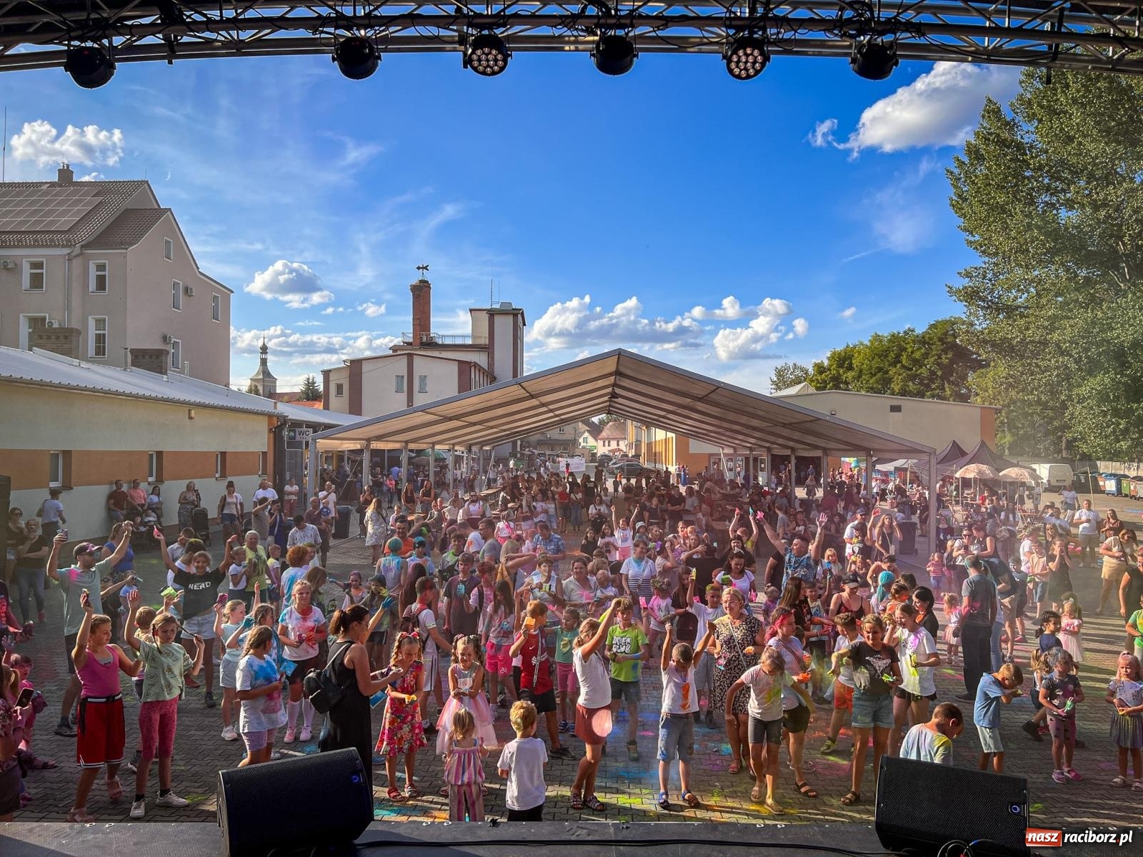 Zdjęcie w galerii na portalu naszraciborz.pl: Kolorowa fala radości w Pietrowicach Wielkich! Tłumy rodzin, muzyka i proszek holi – a to jeszcze nie koniec zabawy! wiadomości z regionu
