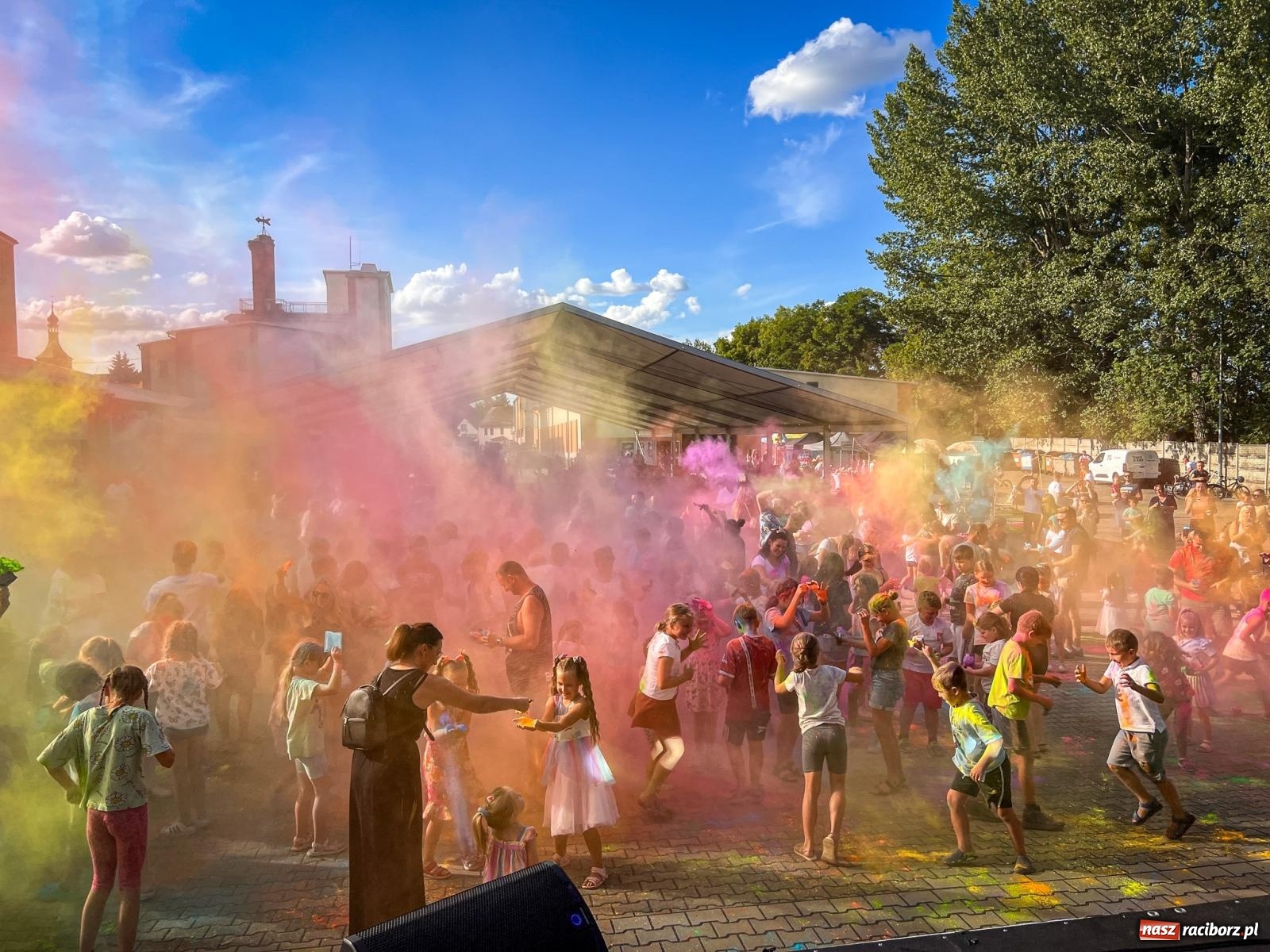 Zdjęcie w galerii na portalu naszraciborz.pl: Kolorowa fala radości w Pietrowicach Wielkich! Tłumy rodzin, muzyka i proszek holi – a to jeszcze nie koniec zabawy! wiadomości z regionu
