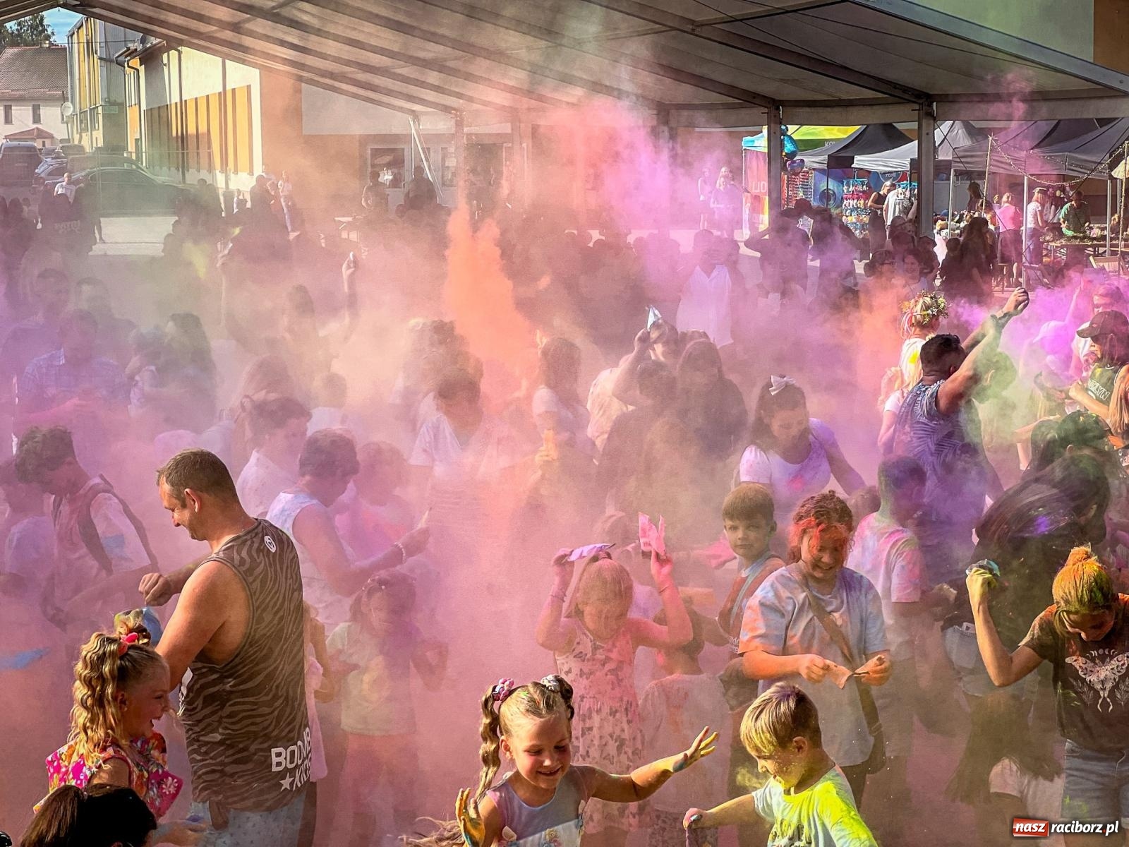 Zdjęcie w galerii na portalu naszraciborz.pl: Kolorowa fala radości w Pietrowicach Wielkich! Tłumy rodzin, muzyka i proszek holi – a to jeszcze nie koniec zabawy! wiadomości z regionu