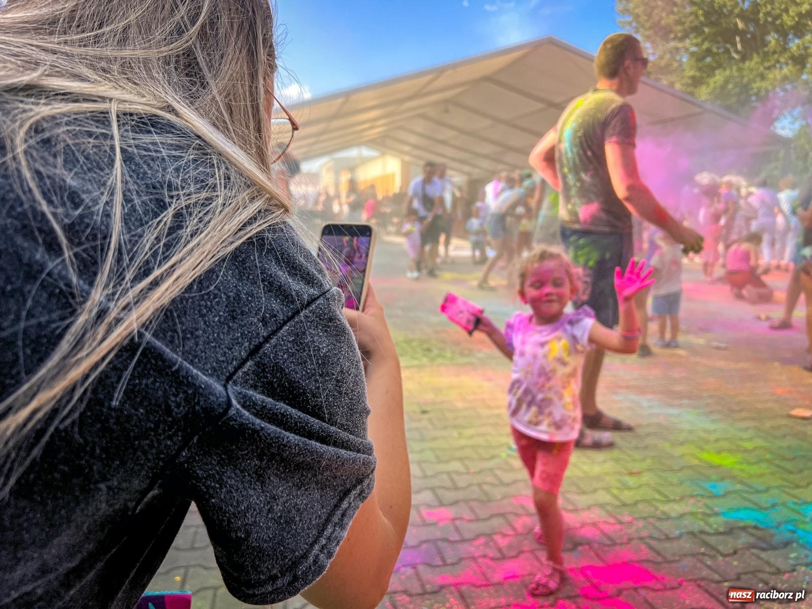 Zdjęcie w galerii na portalu naszraciborz.pl: Kolorowa fala radości w Pietrowicach Wielkich! Tłumy rodzin, muzyka i proszek holi – a to jeszcze nie koniec zabawy! wiadomości z regionu