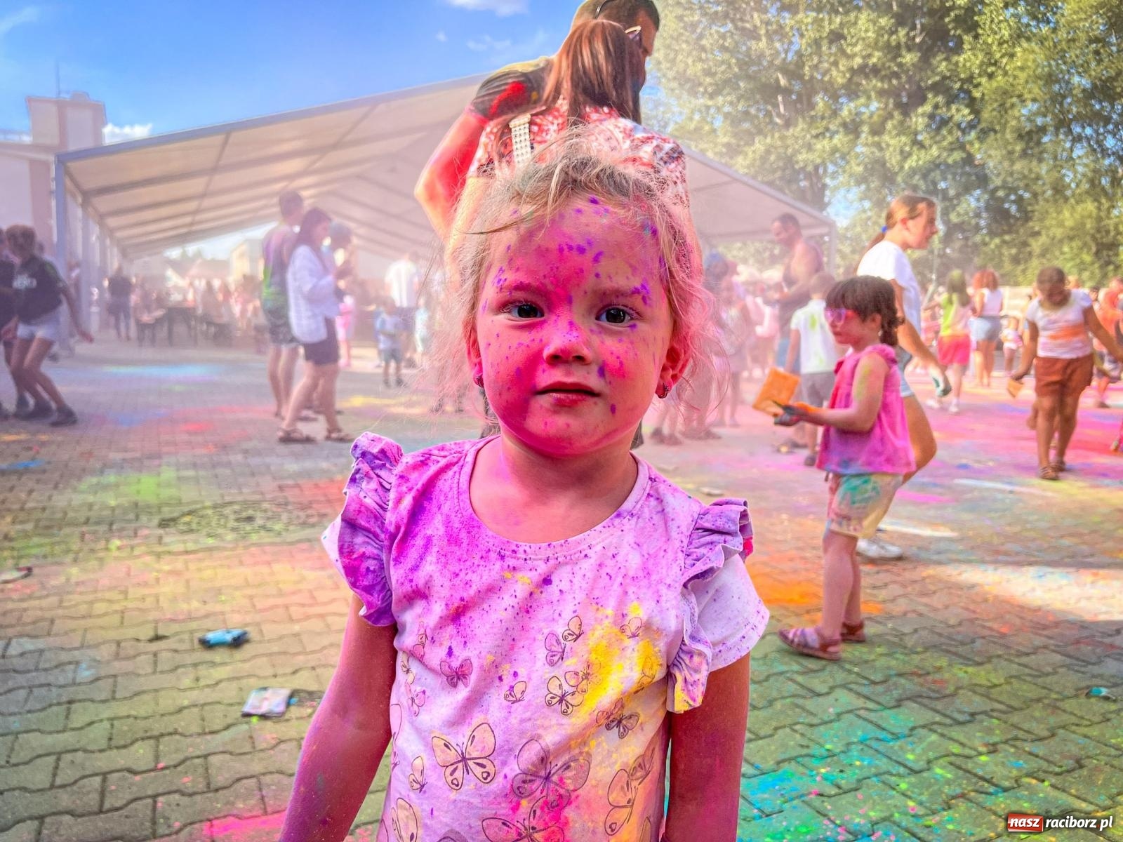 Zdjęcie w galerii na portalu naszraciborz.pl: Kolorowa fala radości w Pietrowicach Wielkich! Tłumy rodzin, muzyka i proszek holi – a to jeszcze nie koniec zabawy! wiadomości z regionu
