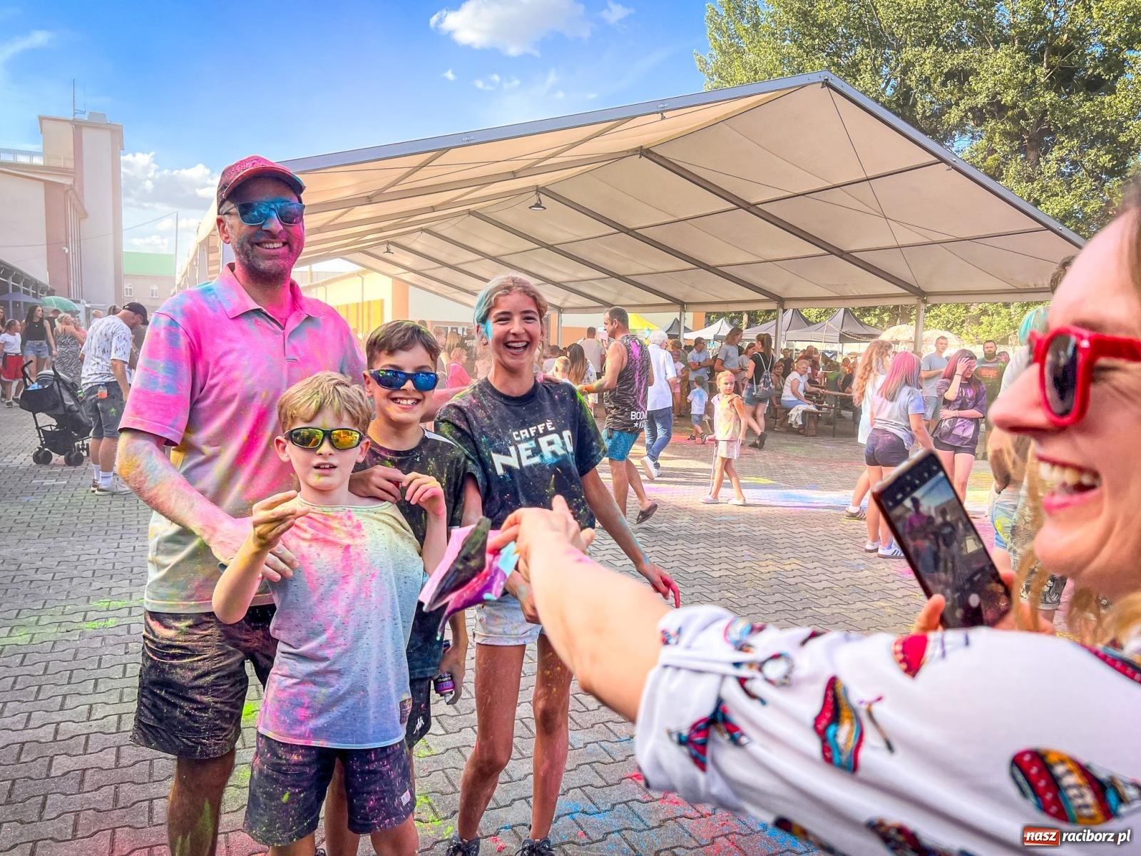 Zdjęcie w galerii na portalu naszraciborz.pl: Kolorowa fala radości w Pietrowicach Wielkich! Tłumy rodzin, muzyka i proszek holi – a to jeszcze nie koniec zabawy! wiadomości z regionu