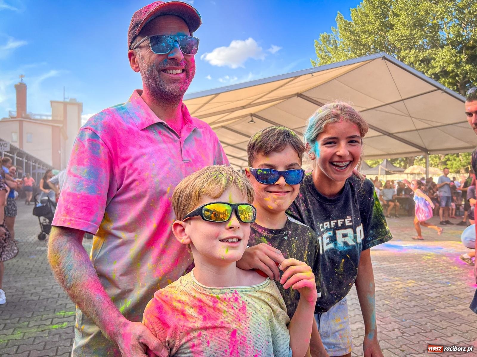 Zdjęcie w galerii na portalu naszraciborz.pl: Kolorowa fala radości w Pietrowicach Wielkich! Tłumy rodzin, muzyka i proszek holi – a to jeszcze nie koniec zabawy! wiadomości z regionu