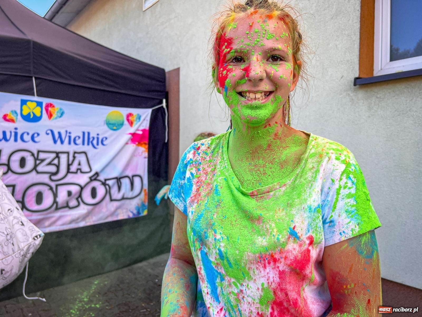 Zdjęcie w galerii na portalu naszraciborz.pl: Kolorowa fala radości w Pietrowicach Wielkich! Tłumy rodzin, muzyka i proszek holi – a to jeszcze nie koniec zabawy! wiadomości z regionu