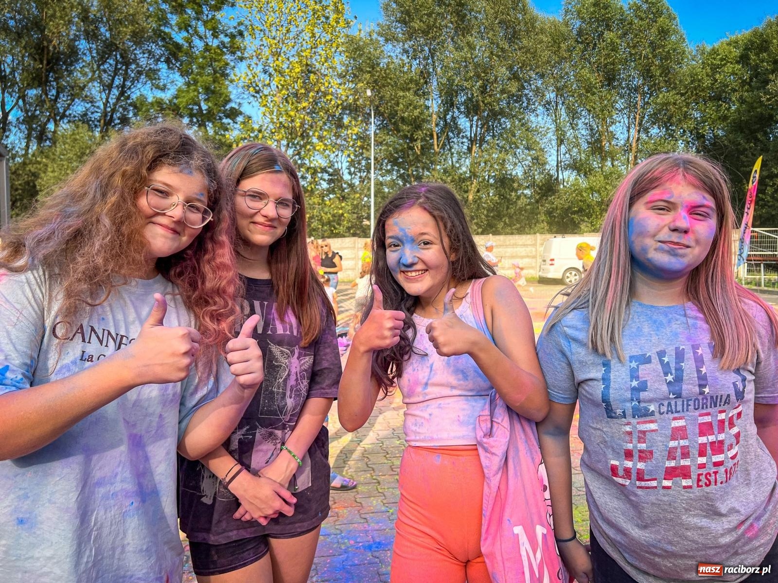 Zdjęcie w galerii na portalu naszraciborz.pl: Kolorowa fala radości w Pietrowicach Wielkich! Tłumy rodzin, muzyka i proszek holi – a to jeszcze nie koniec zabawy! wiadomości z regionu