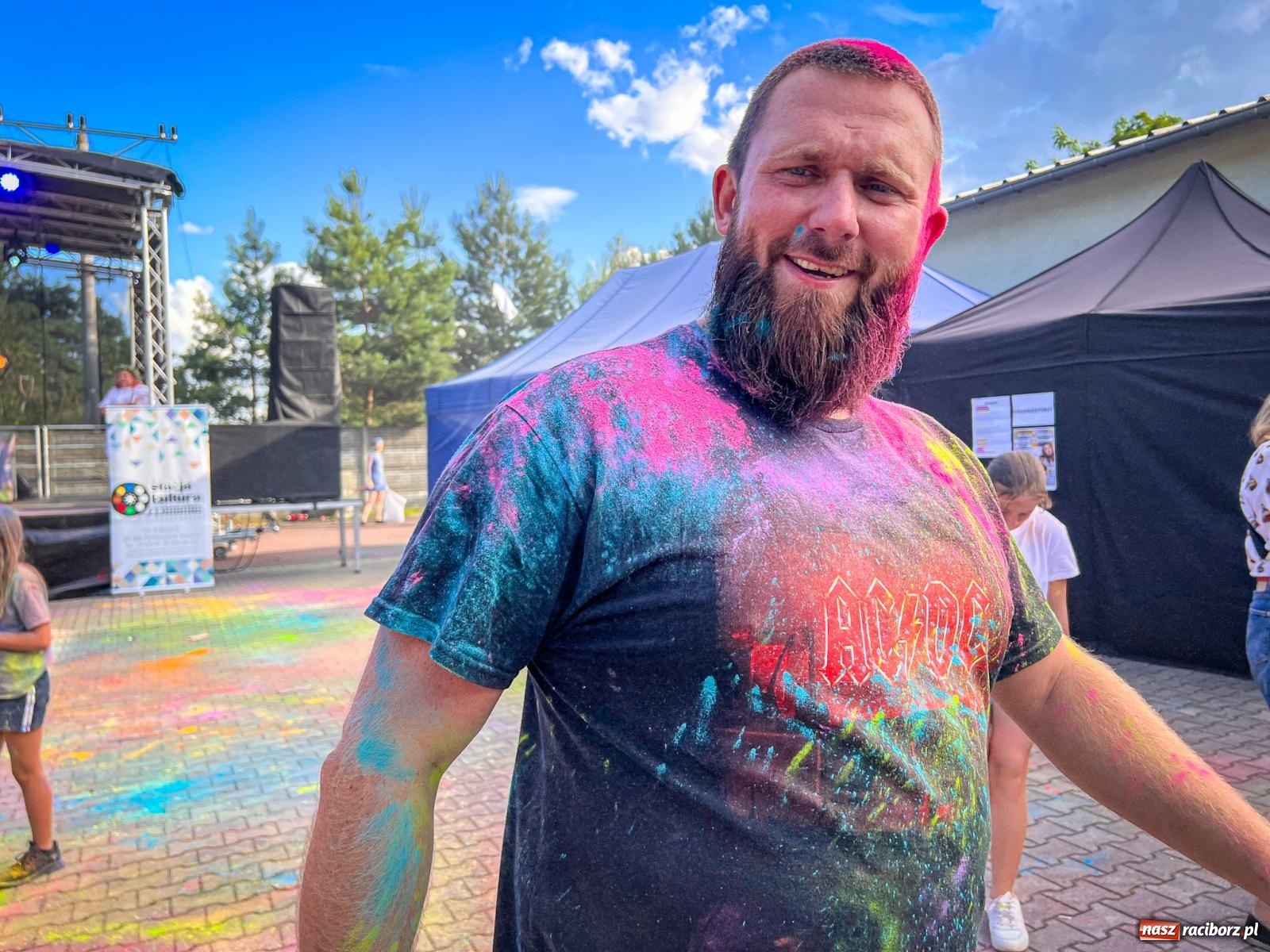 Zdjęcie w galerii na portalu naszraciborz.pl: Kolorowa fala radości w Pietrowicach Wielkich! Tłumy rodzin, muzyka i proszek holi – a to jeszcze nie koniec zabawy! wiadomości z regionu