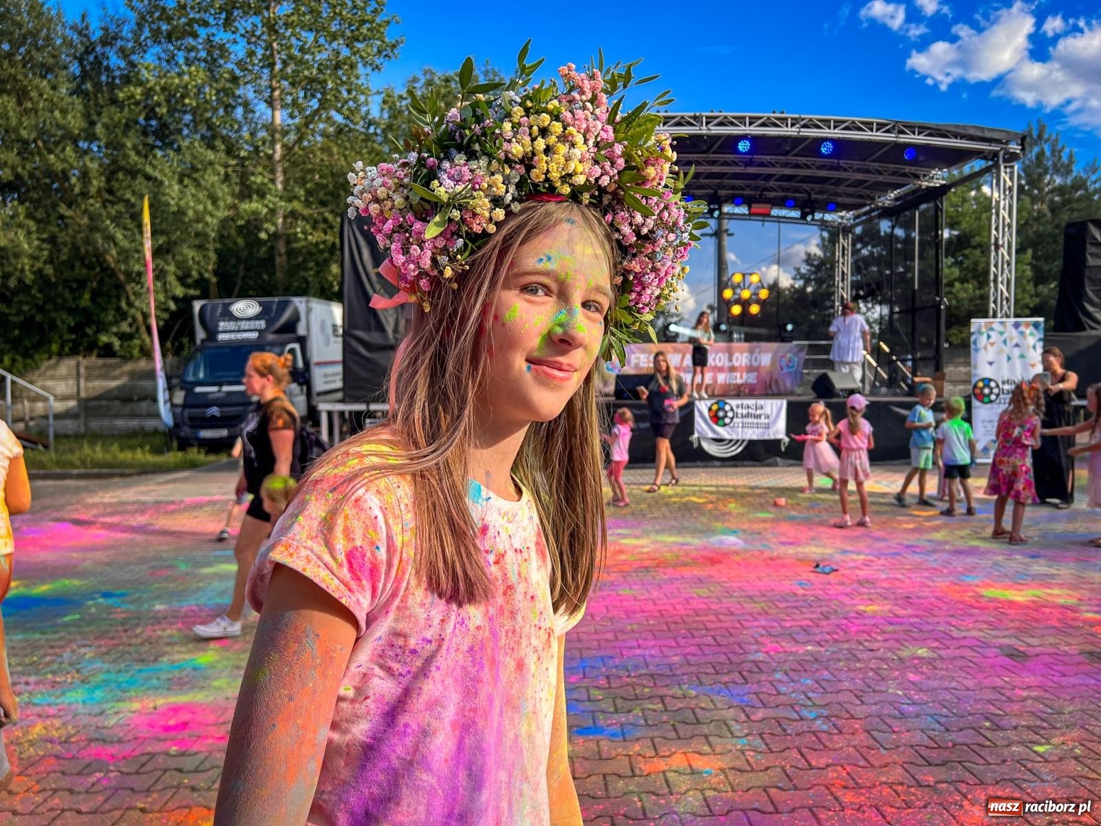 Zdjęcie w galerii na portalu naszraciborz.pl: Kolorowa fala radości w Pietrowicach Wielkich! Tłumy rodzin, muzyka i proszek holi – a to jeszcze nie koniec zabawy! wiadomości z regionu