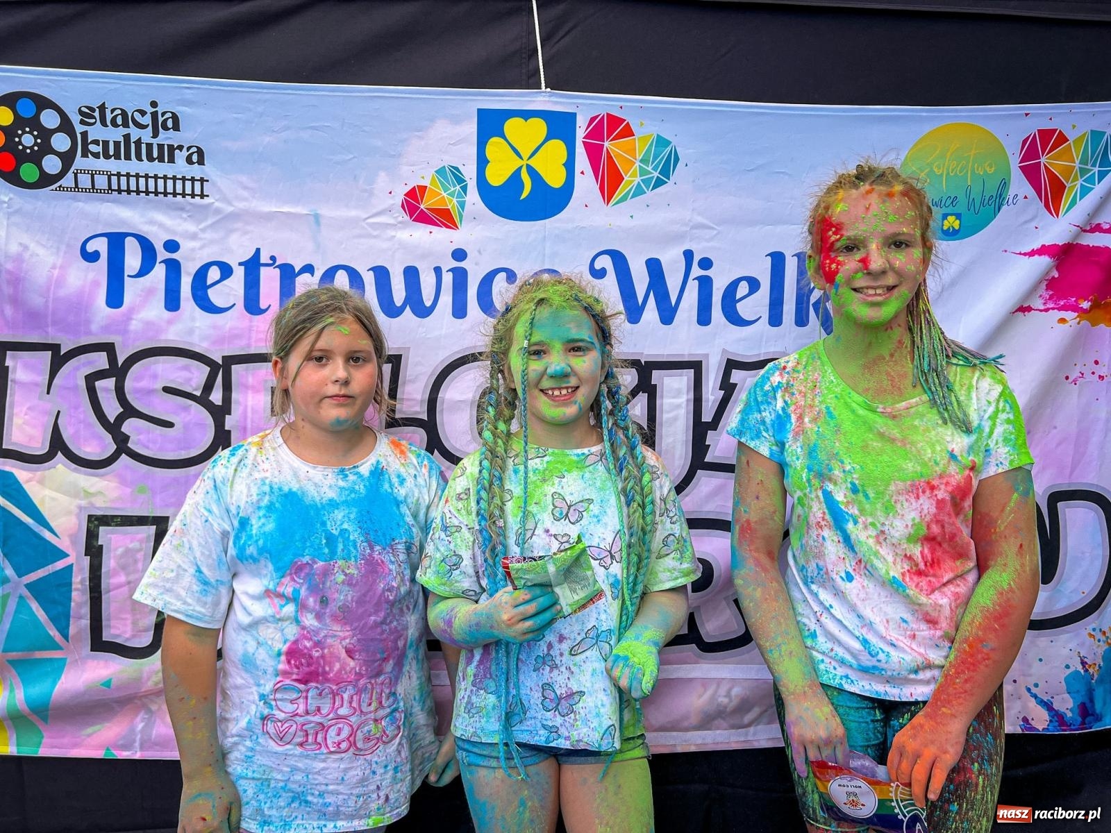 Zdjęcie w galerii na portalu naszraciborz.pl: Kolorowa fala radości w Pietrowicach Wielkich! Tłumy rodzin, muzyka i proszek holi – a to jeszcze nie koniec zabawy! wiadomości z regionu