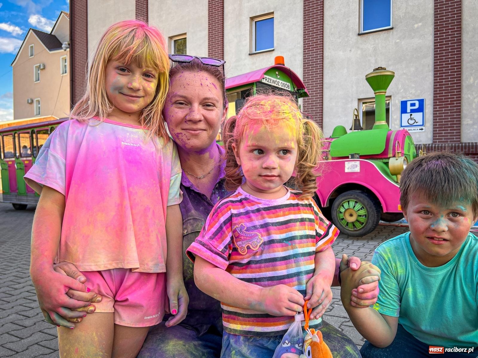 Zdjęcie w galerii na portalu naszraciborz.pl: Kolorowa fala radości w Pietrowicach Wielkich! Tłumy rodzin, muzyka i proszek holi – a to jeszcze nie koniec zabawy! wiadomości z regionu