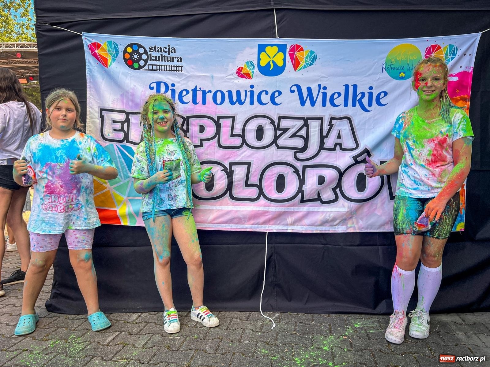Zdjęcie w galerii na portalu naszraciborz.pl: Kolorowa fala radości w Pietrowicach Wielkich! Tłumy rodzin, muzyka i proszek holi – a to jeszcze nie koniec zabawy! wiadomości z regionu