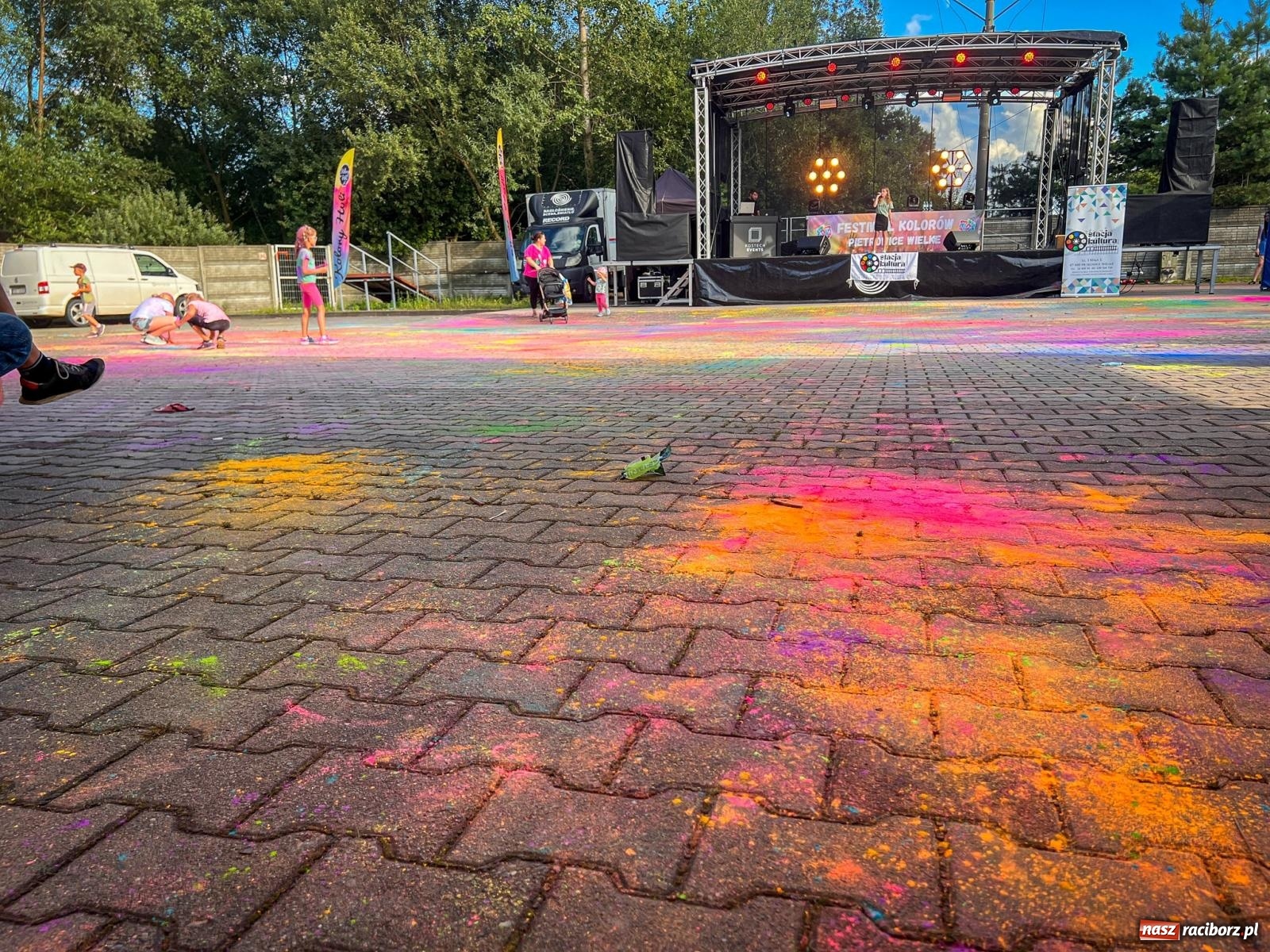 Zdjęcie w galerii na portalu naszraciborz.pl: Kolorowa fala radości w Pietrowicach Wielkich! Tłumy rodzin, muzyka i proszek holi – a to jeszcze nie koniec zabawy! wiadomości z regionu