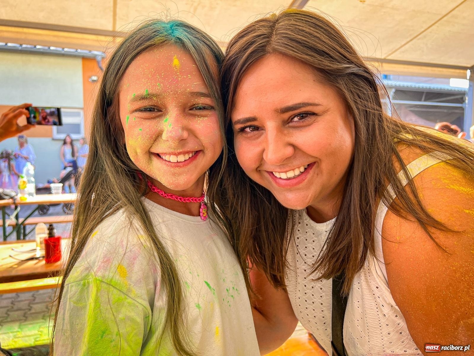 Zdjęcie w galerii na portalu naszraciborz.pl: Kolorowa fala radości w Pietrowicach Wielkich! Tłumy rodzin, muzyka i proszek holi – a to jeszcze nie koniec zabawy! wiadomości z regionu