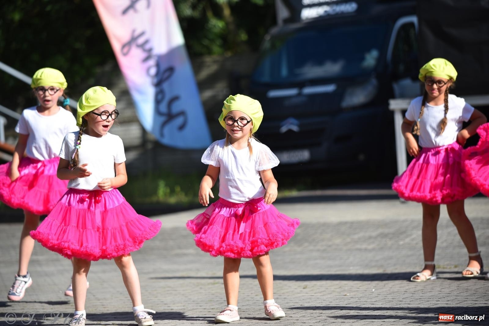 Zdjęcie w galerii na portalu naszraciborz.pl: Kolorowa fala radości w Pietrowicach Wielkich! Tłumy rodzin, muzyka i proszek holi – a to jeszcze nie koniec zabawy! wiadomości z regionu