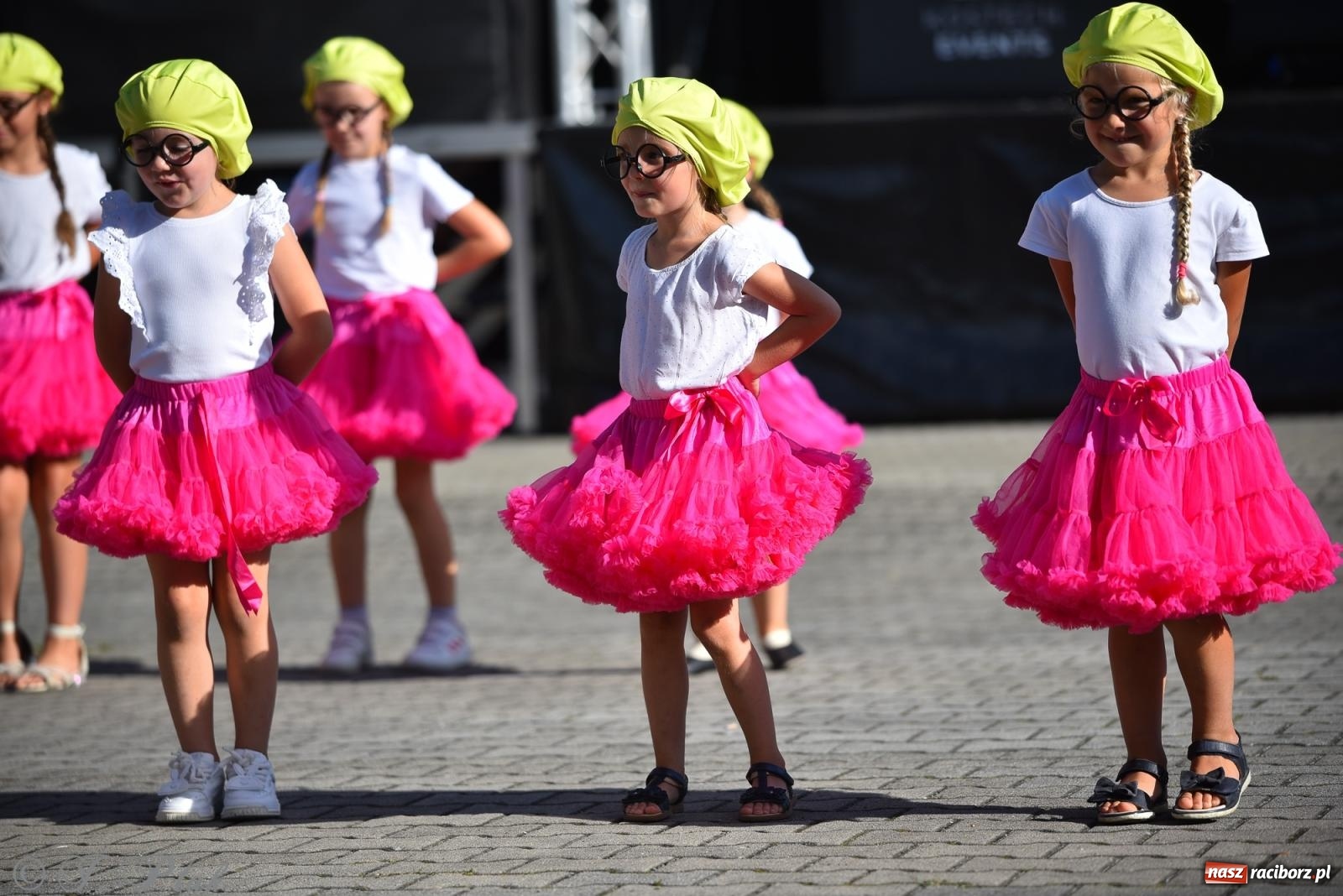 Zdjęcie w galerii na portalu naszraciborz.pl: Kolorowa fala radości w Pietrowicach Wielkich! Tłumy rodzin, muzyka i proszek holi – a to jeszcze nie koniec zabawy! wiadomości z regionu