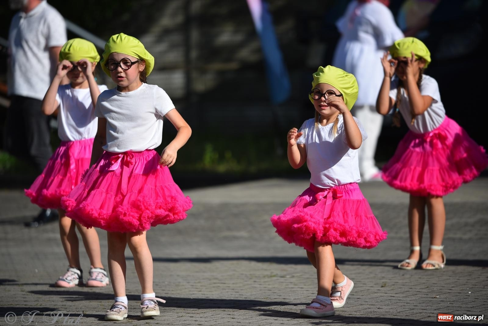 Zdjęcie w galerii na portalu naszraciborz.pl: Kolorowa fala radości w Pietrowicach Wielkich! Tłumy rodzin, muzyka i proszek holi – a to jeszcze nie koniec zabawy! wiadomości z regionu