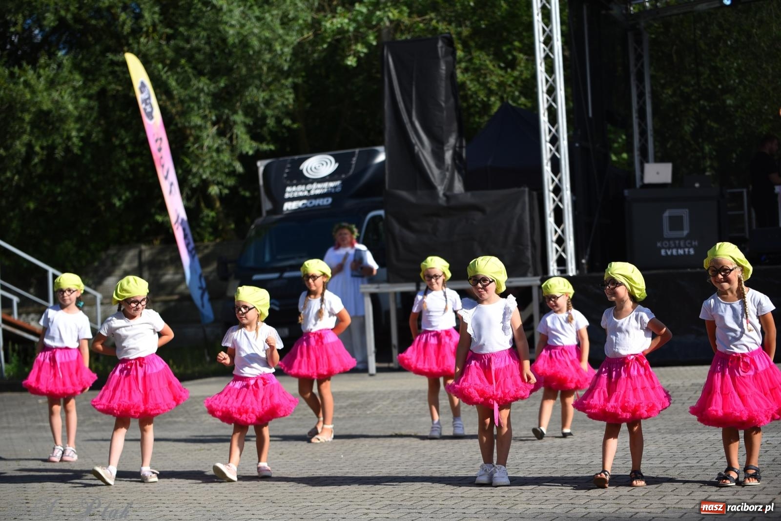Zdjęcie w galerii na portalu naszraciborz.pl: Kolorowa fala radości w Pietrowicach Wielkich! Tłumy rodzin, muzyka i proszek holi – a to jeszcze nie koniec zabawy! wiadomości z regionu