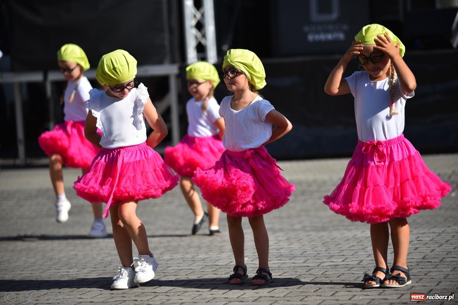 Zdjęcie w galerii na portalu naszraciborz.pl: Kolorowa fala radości w Pietrowicach Wielkich! Tłumy rodzin, muzyka i proszek holi – a to jeszcze nie koniec zabawy! wiadomości z regionu
