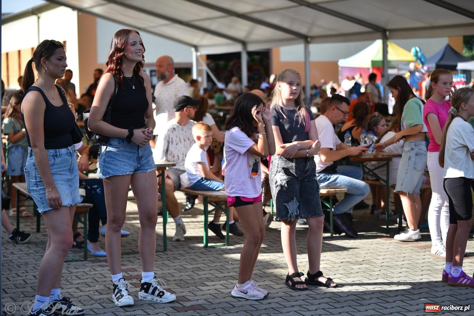 Zdjęcie w galerii na portalu naszraciborz.pl: Kolorowa fala radości w Pietrowicach Wielkich! Tłumy rodzin, muzyka i proszek holi – a to jeszcze nie koniec zabawy! wiadomości z regionu