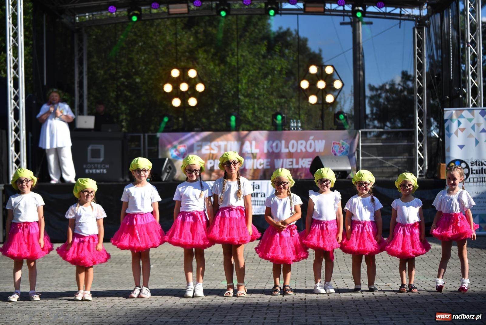 Zdjęcie w galerii na portalu naszraciborz.pl: Kolorowa fala radości w Pietrowicach Wielkich! Tłumy rodzin, muzyka i proszek holi – a to jeszcze nie koniec zabawy! wiadomości z regionu