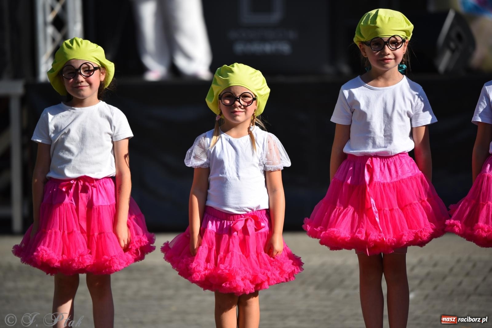 Zdjęcie w galerii na portalu naszraciborz.pl: Kolorowa fala radości w Pietrowicach Wielkich! Tłumy rodzin, muzyka i proszek holi – a to jeszcze nie koniec zabawy! wiadomości z regionu